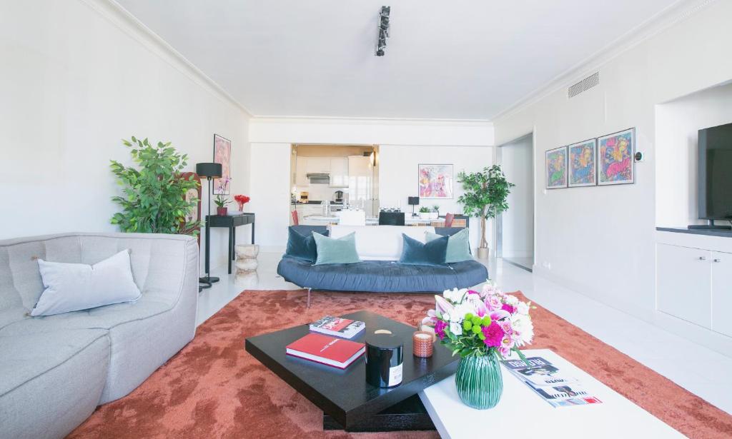 Beautiful 1 Bedroom Luxury Apartment next to Champs-Elysées - PC62A - 3