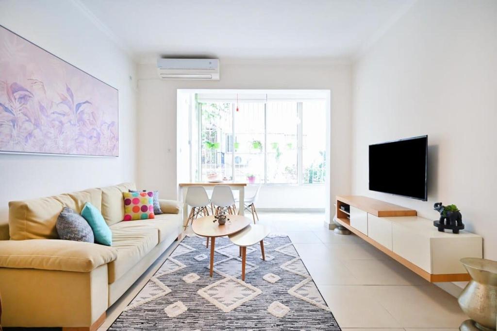 Charming 2BR in Basel Square by HolyGuest, Tel Aviv