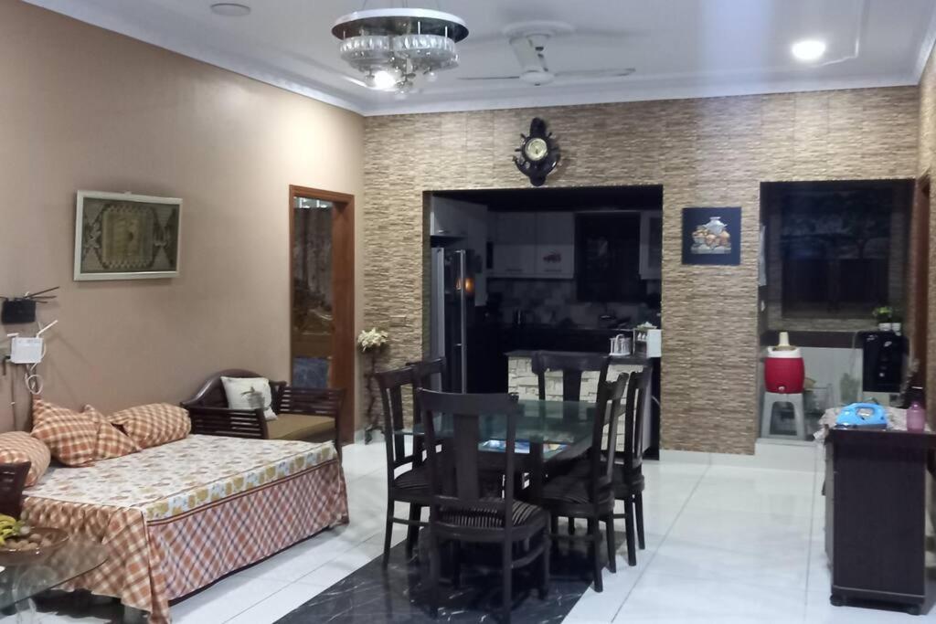 Elegant, Stylish, Decent, Karáčí