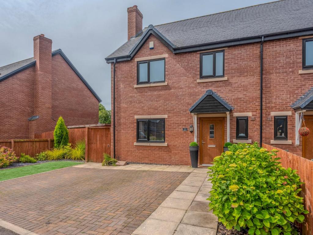 Pass the Keys Charming Modern Retreat with Private Garden, Hinstock