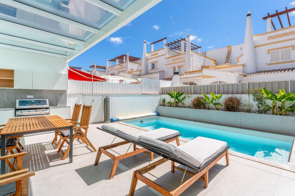 Luxurious 3 BDR House With Pool & BBQ by LovelyStay, Lagos