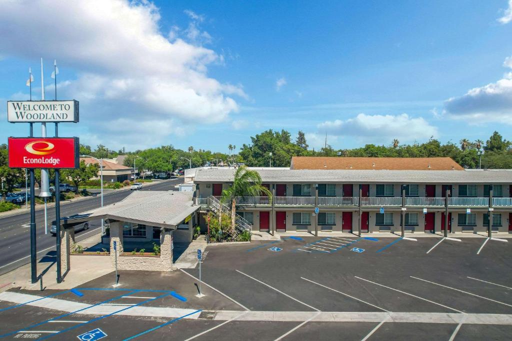 Exterior view, Econo Lodge Woodland near I-5 in Woodland (CA)