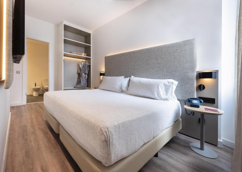 Hotel Room 5