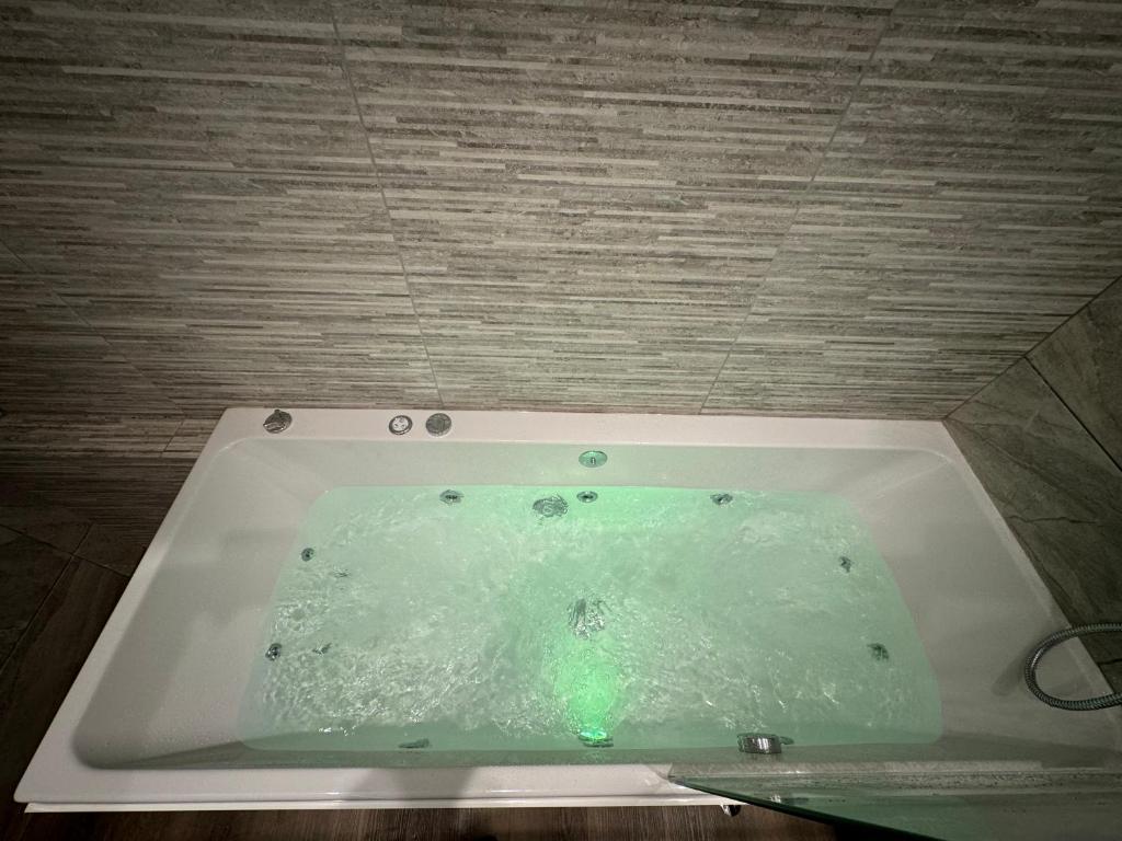 Southgate Luxury Apartments-Jaquzzi Bath-Private Parking- 2 Min M62, Elland