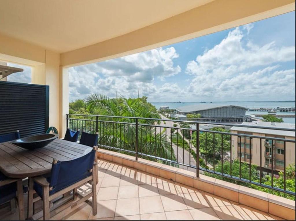 Darwin Esplanade Walk to Waterfront Wines and Waves, Darwin