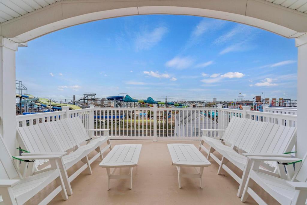 Steps From Beach & Boardwalk, Ocean Views with 5 Decks, 3 Cars, Seaside Heights