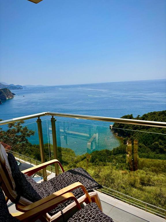 Romantic Hillside Escape Sea View and Infinity Pool - 1