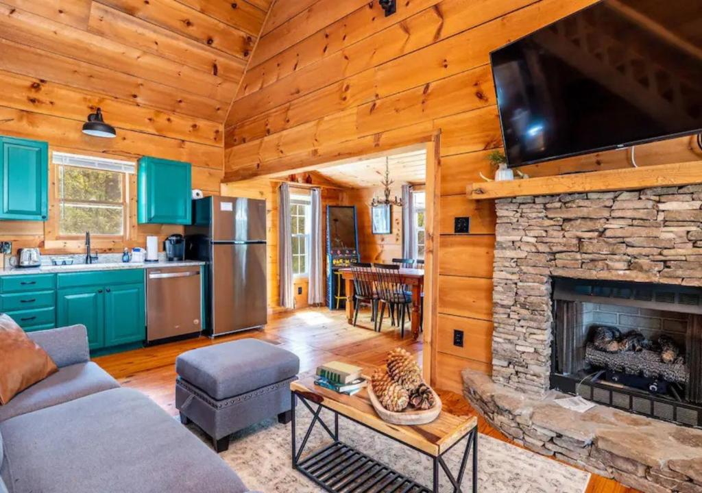 Nature Lovers Escape, Hot Tub, Dog Friendly, Townsend