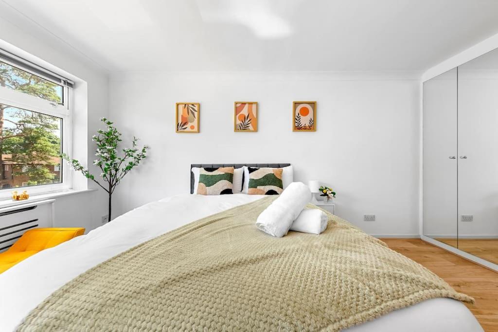 Tranquil Escape In Hertfordshire, Free Parking, 2 Bed, 2 Bath, Sleeps 6, Caldecote