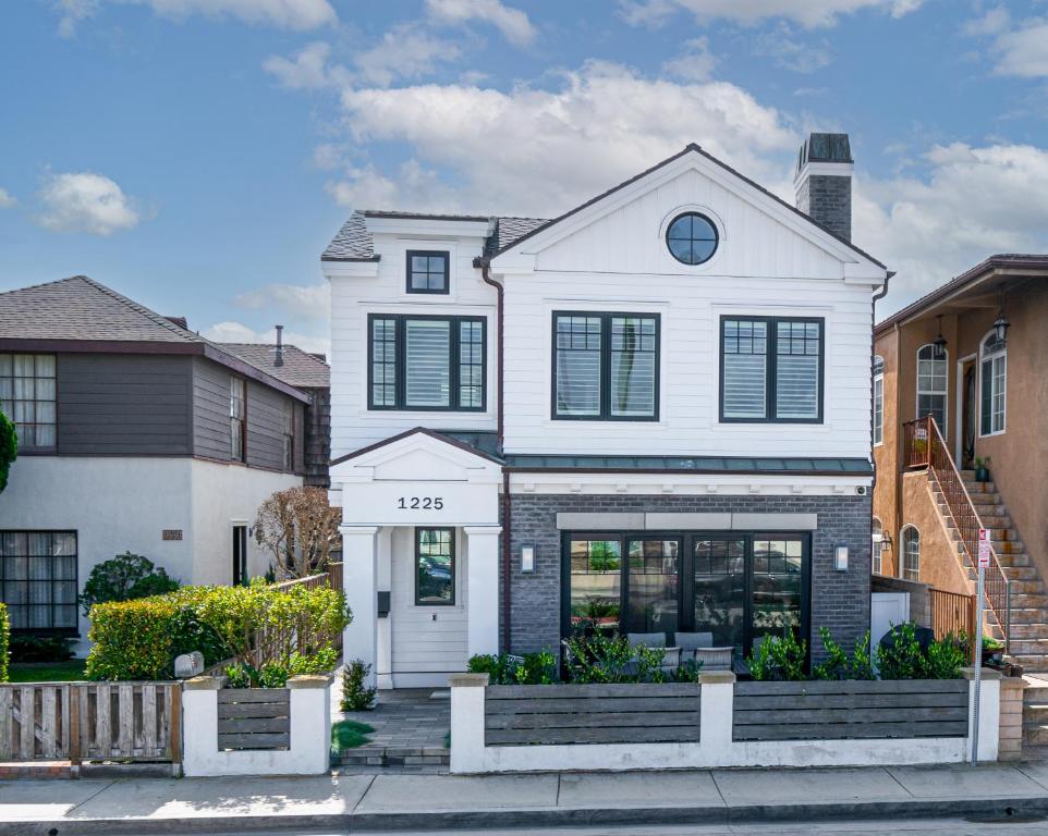 1225 W Balboa Blvd B, Newport Beach