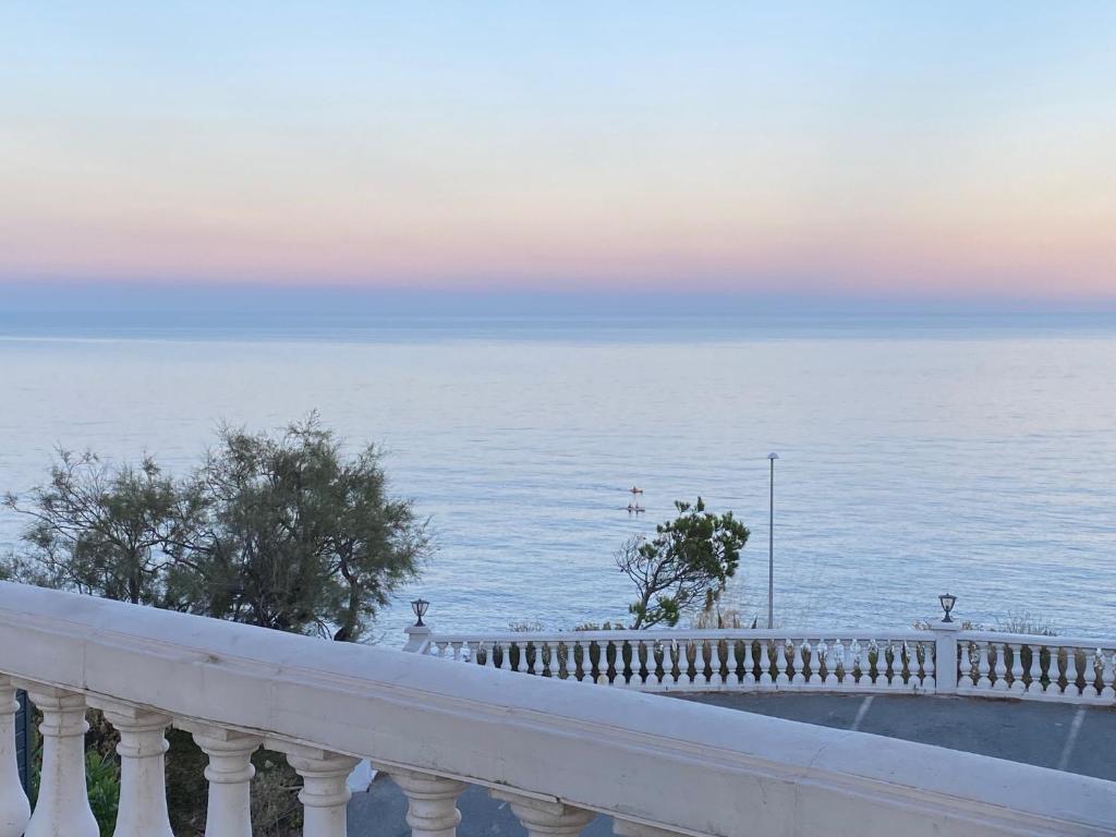 Studio et son Rooftop Panoramique Privé, Saint Raphaël, Anthéor, plage et gare à Pieds - 5