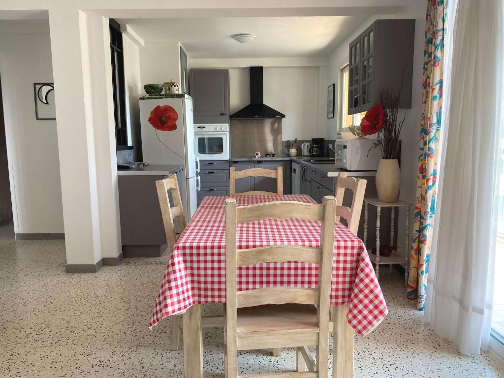 Superbe T3 avec loggias fermées, garage, et wifi à Balaruc-les-Bains, classé 3 étoiles - FR-1-553-216 - 2