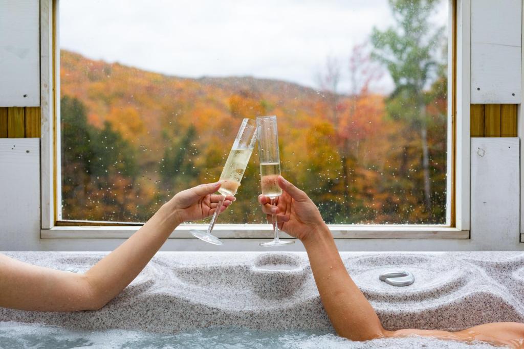 BearForceOne - AC Hot Tub Pool table Grill FirePit, Killington