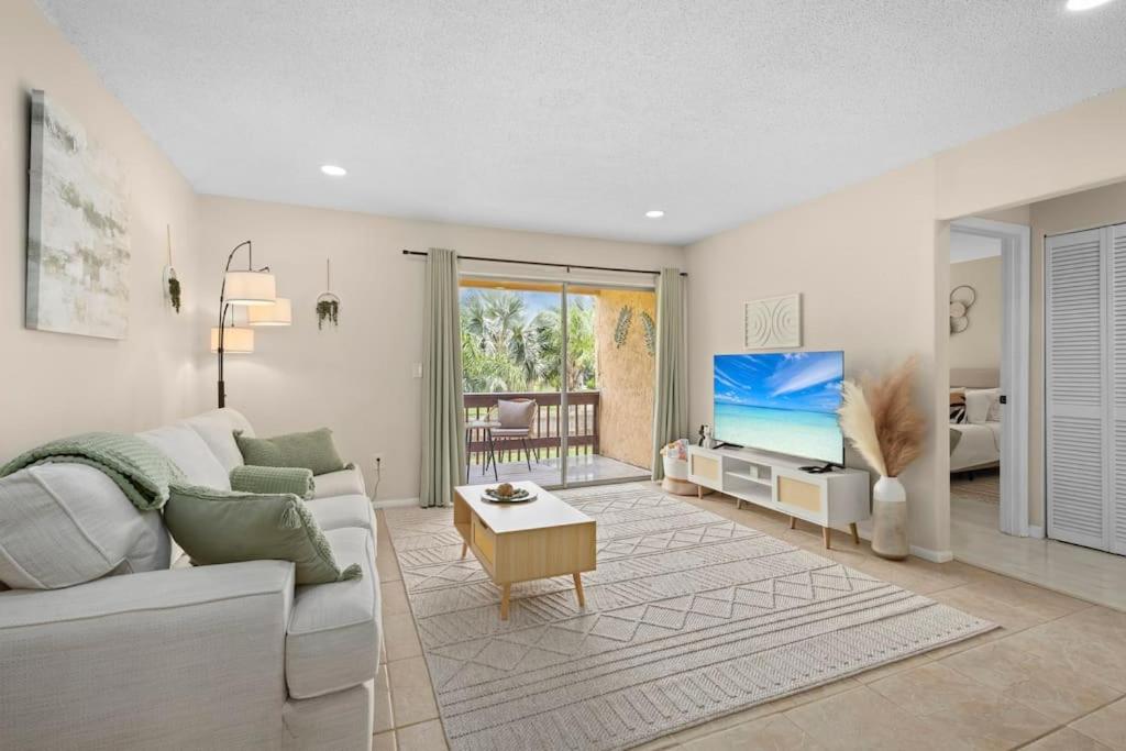 Boho Style 2bd 1 bath condo heated pool, 6 min Siesta, Sarasota