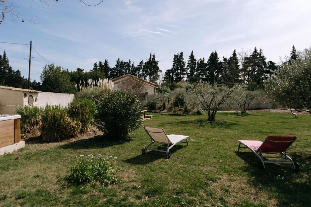 "Countryside Escape Charm and Serenity in Isle-sur-la-Sorgue" - 4