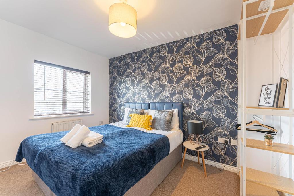 Townhouse in Rugby with Garden and Free Parking, New Bilton