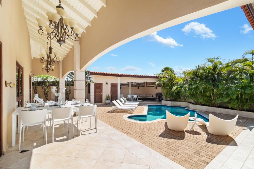 Esmeralda 125, Palm-Eagle Beach