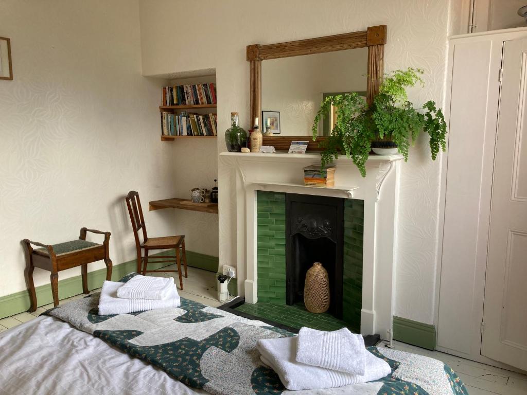 Beautiful sunlit room, 2 mins from beach, private garden, Bridlington