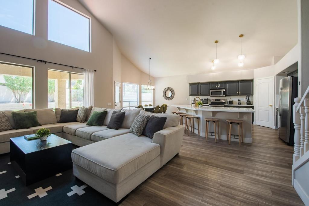 Scottsdale Paradise Poolside with Hot Tub & Gym, Phoenix