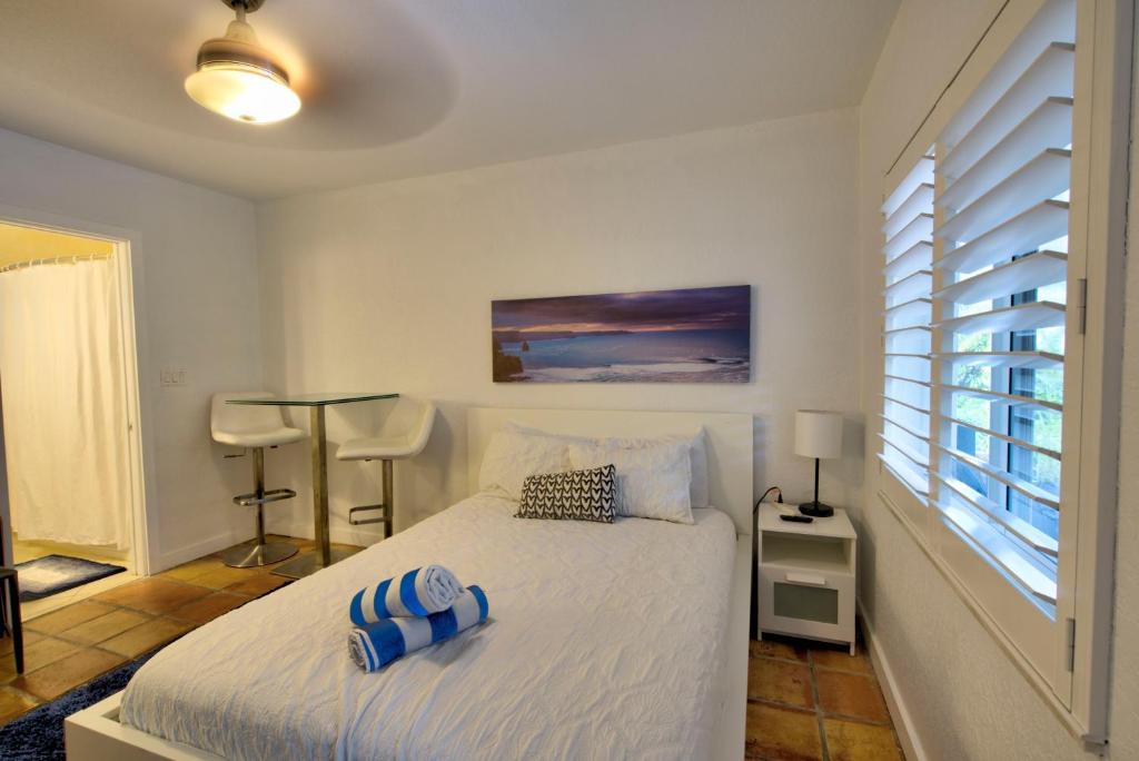 Efficiency 3 on water Las Olas beach and free kayaks, Fort Lauderdale