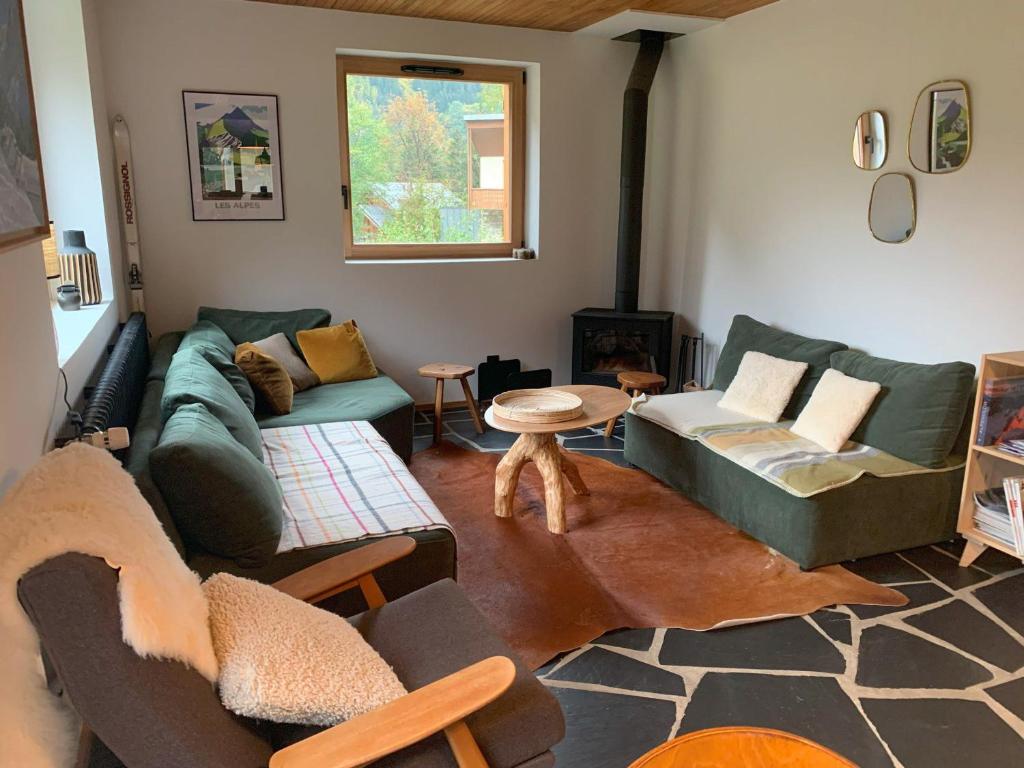 Chalet ensoleillé avec balcon et poêle à bois - FR-1-464-163 - 2