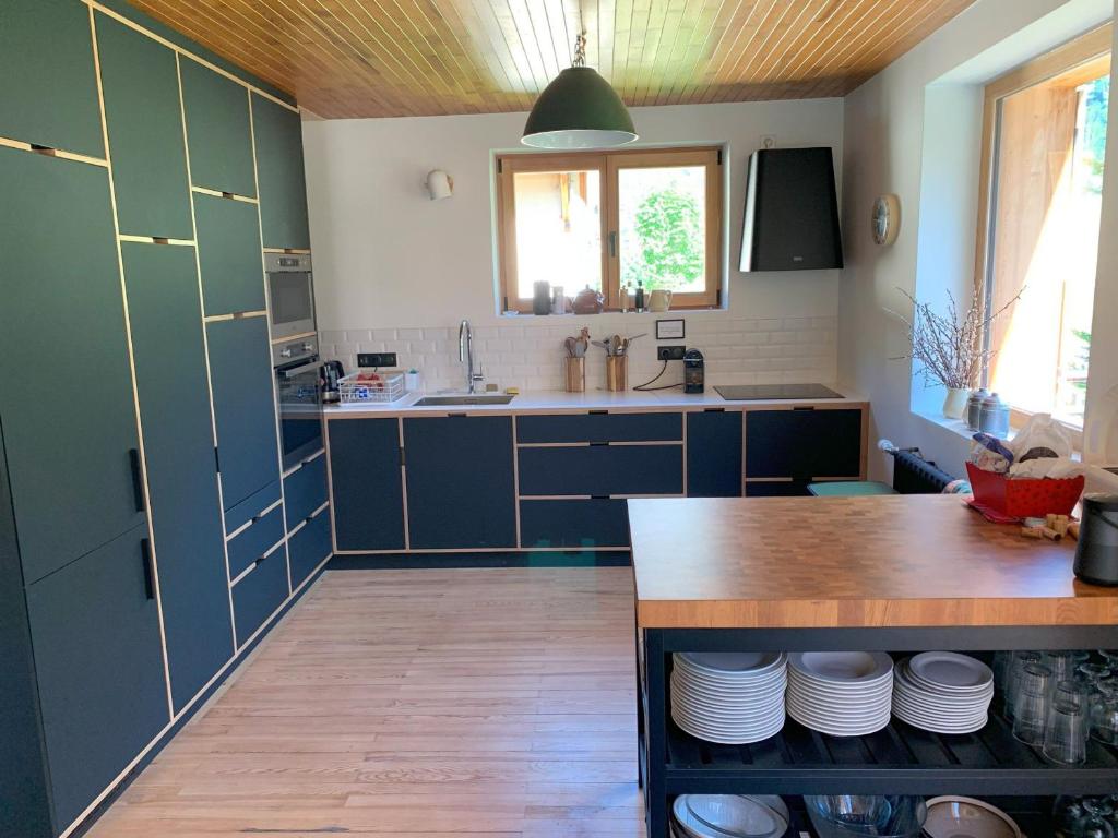 Chalet ensoleillé avec balcon et poêle à bois - FR-1-464-163 - 4