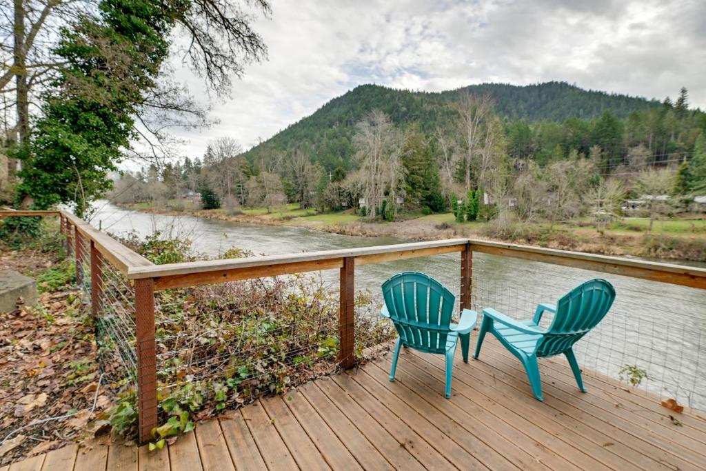 Spacious Grants Pass Home with Hot Tub and River Views, Grants Pass