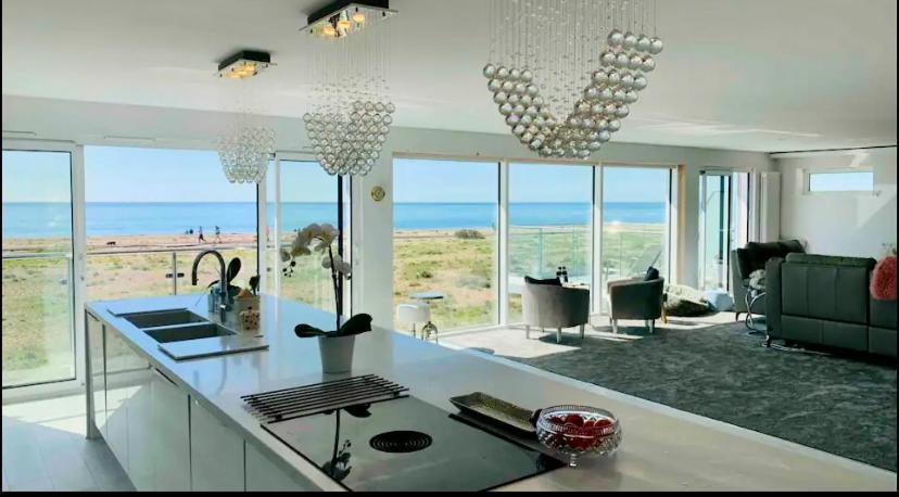 Seaside Place on Shoreham Beach with Hot Tub, Shoreham-by-Sea