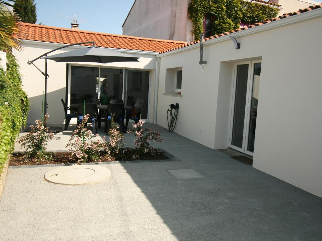 Maison rénovée 2 ch, terrasse, proche plage et centre, parking, équipements complets, animaux ok - FR-1-22-356 - 3