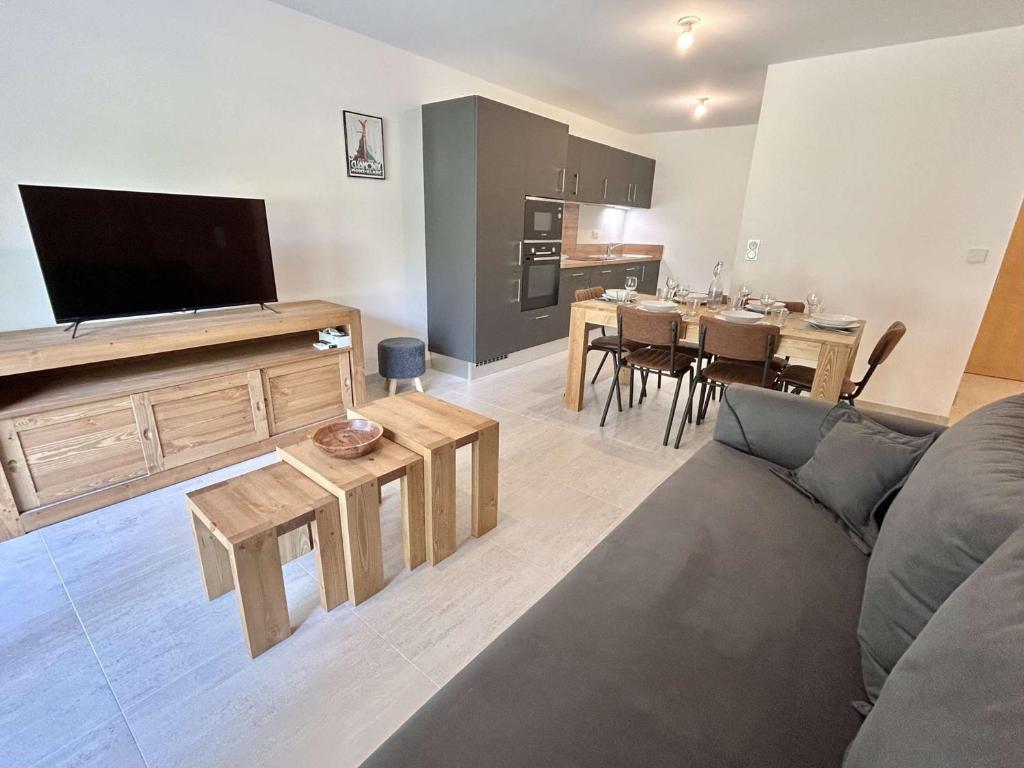 Appartement Neuf 3 Pièces avec Terrasse et Jardin, Proche Remontées Mécaniques, Parking Inclus - FR-1-597-179 - 2