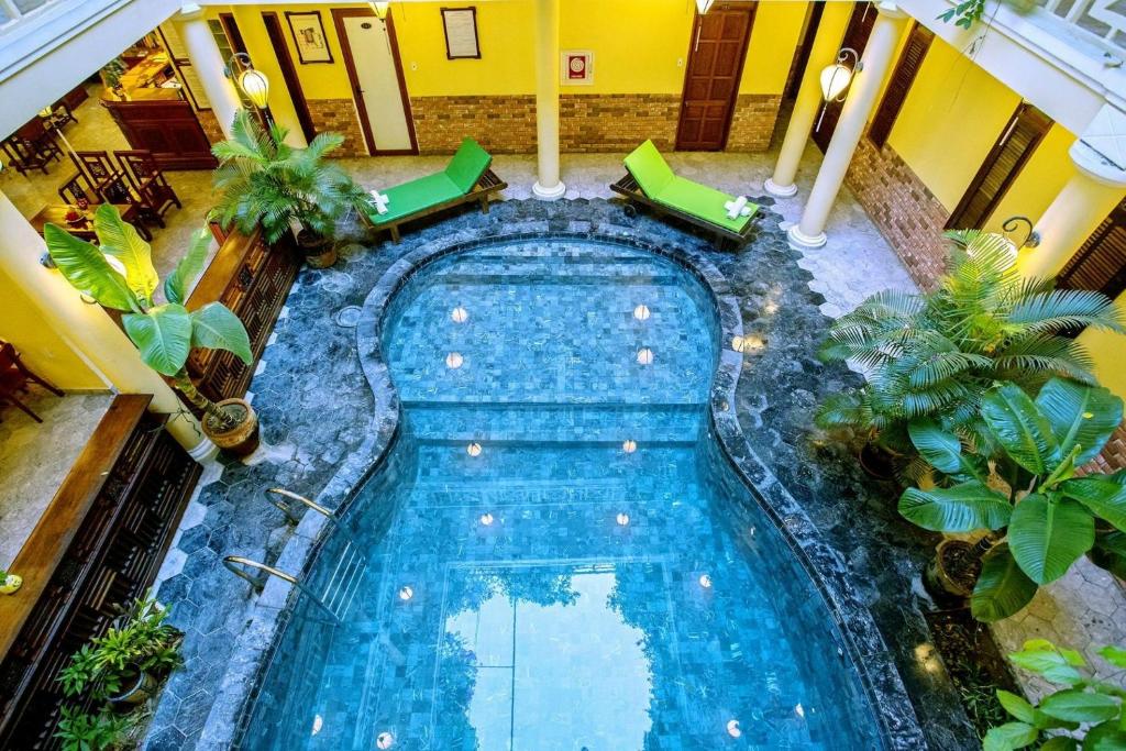 Swimming pool