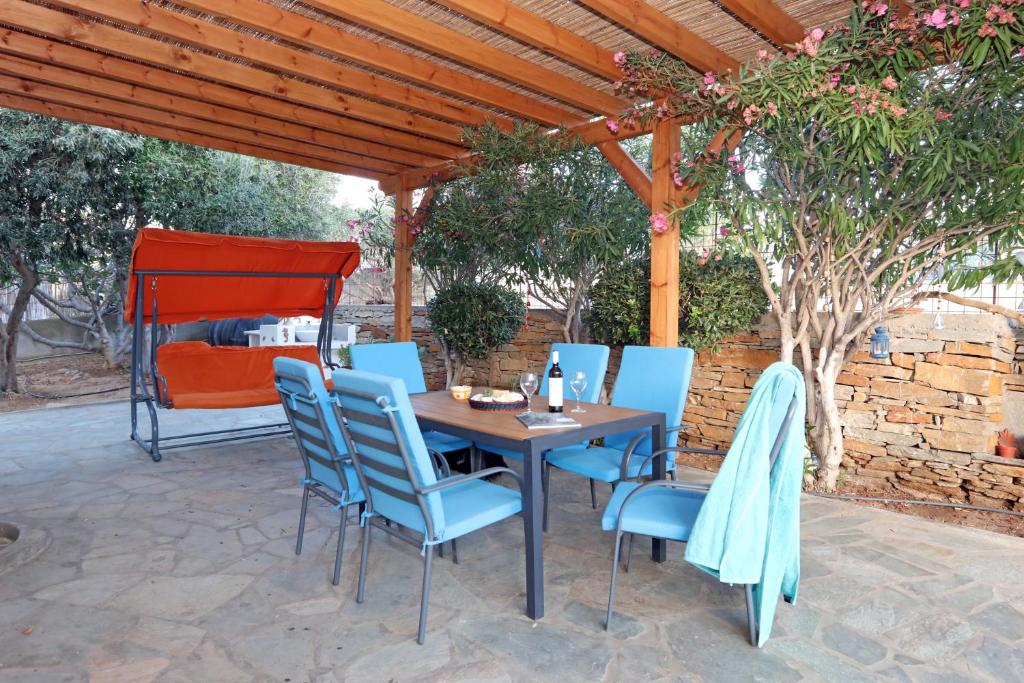Ruby's summer house with spacious garden and free parking, Gavrion