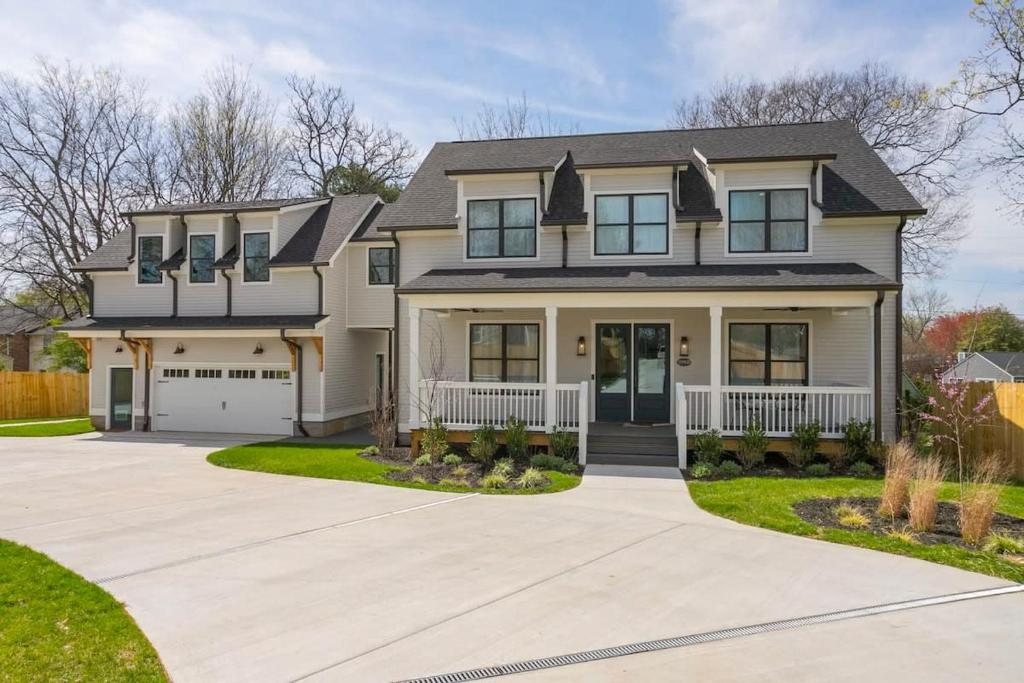 Custom Home Office Suite Game Room & Fire pit, Nashville