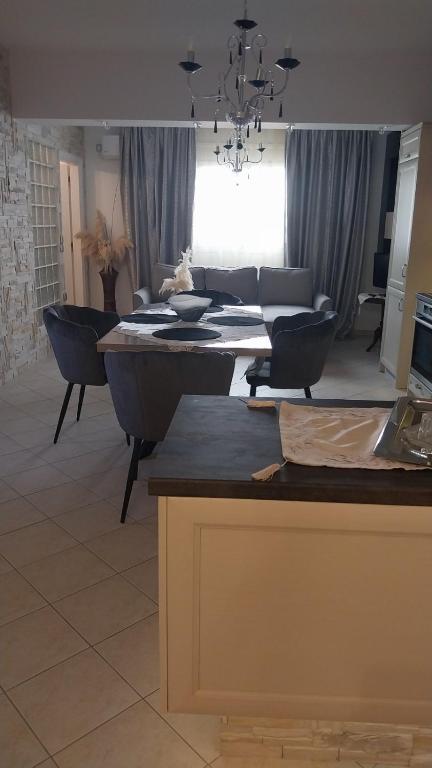 Ariadnis Apartment, Artemida