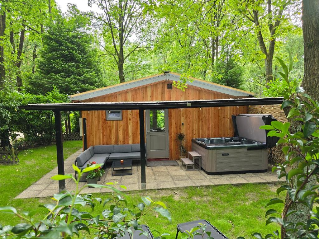 Tiny Lodge met prive Jacuzzi, Lanaken