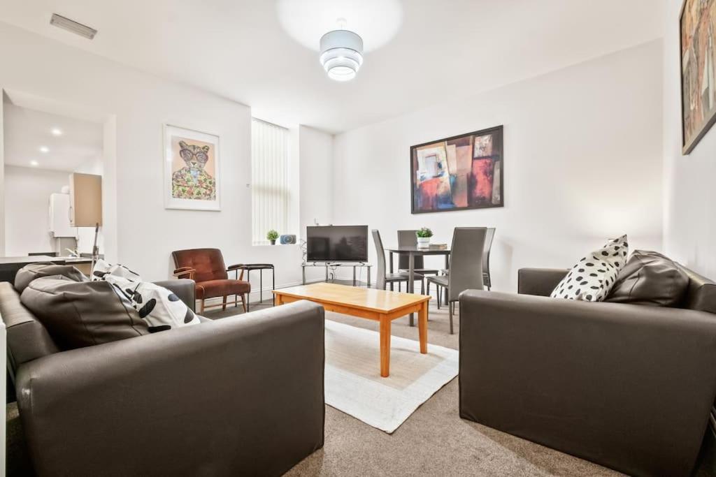 Huge Duplex in Great Location, Heaton