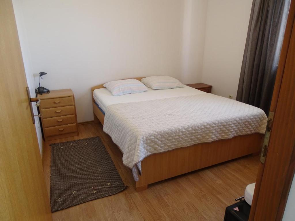 Comfortable apartment with kitchen, close to beautiful beach, Povljana