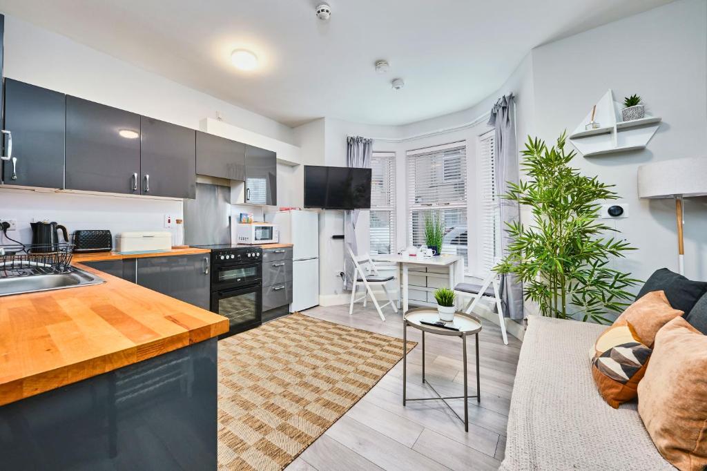 Princess Red 1 - Portrush by the Sea, Портраш