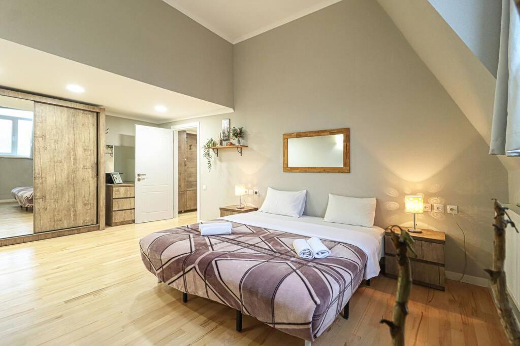 Cosy Central 2-BR Apartment-By Wehost, Tbilisi