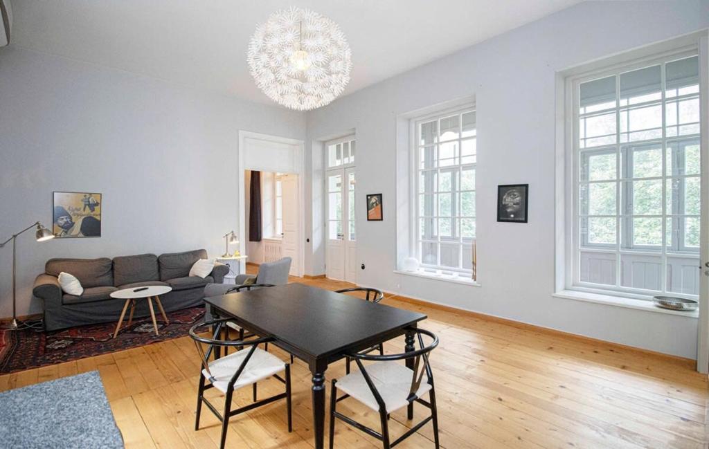 Tranquil 1BR Sololaki Apt - By Wehost, Tbilisi