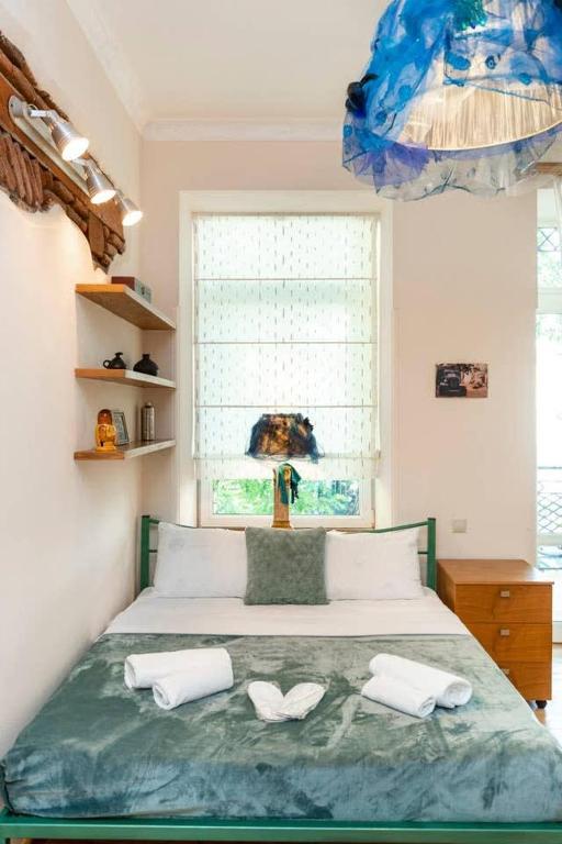 Colorful apt w a furnished terrace 2 min from Rustaveli avenue, Tbilisi