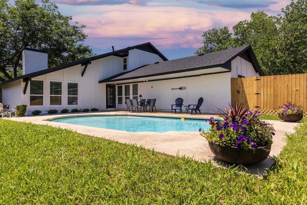 Modern Oasis, Irving