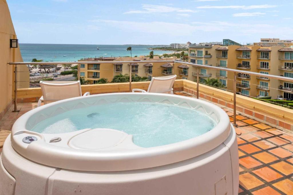 Beachfront - Tropical Penthouse 1BR condo - BG532, Palm-Eagle Beach