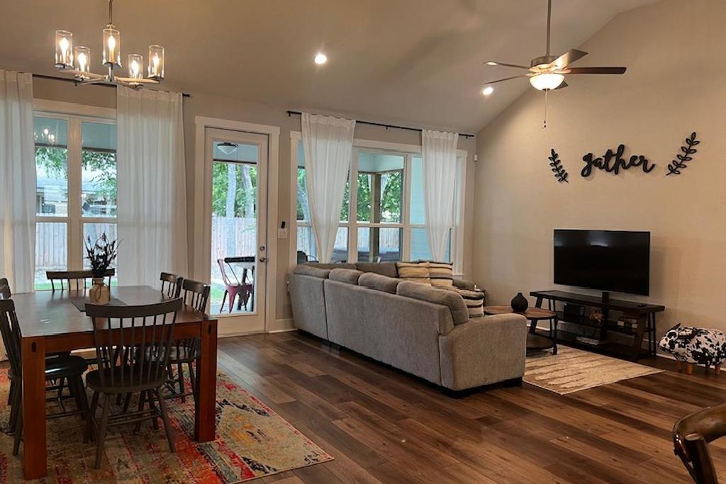 Tequila Mockingbird & Mint Julep, Canyon Lake