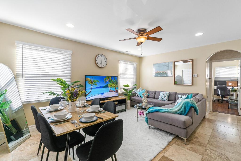 Entire Private 3-BR Ranch-Style with Backyard, Crib, King Bed, and Free Parking, Available Now, San Diego