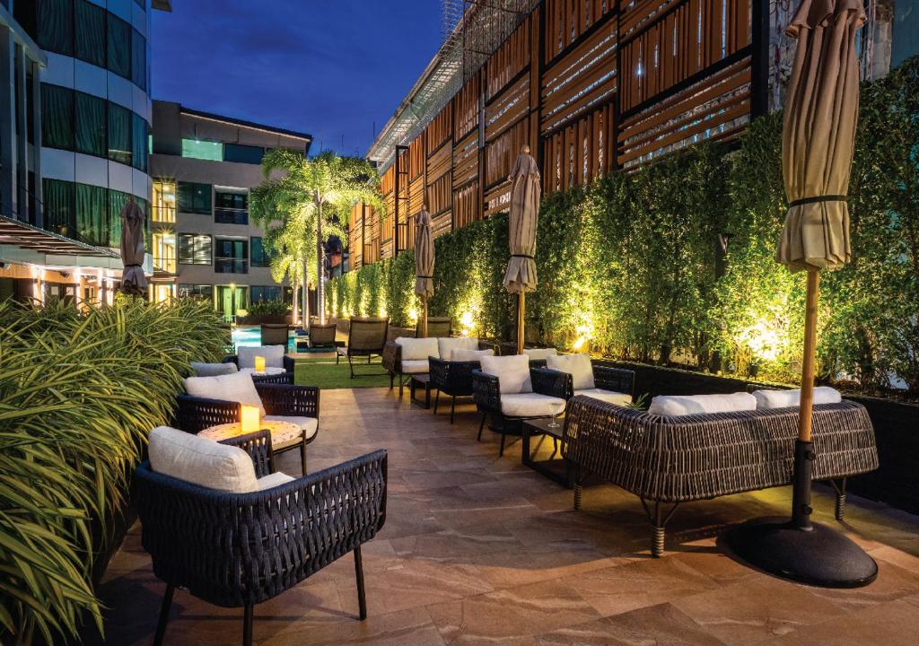 Bar/lounge, Solitaire Bangkok Sukhumvit 11 in Bangkok