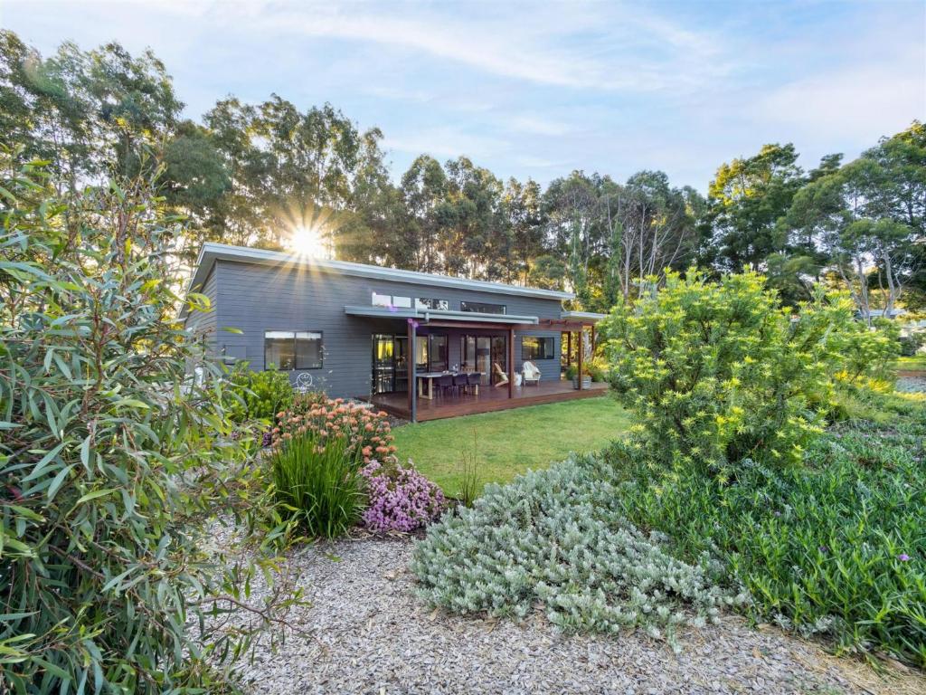 Vines and Stars, Yallingup