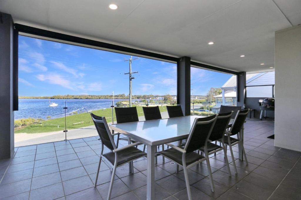 Expansive Myall River Views, Hawks Nest