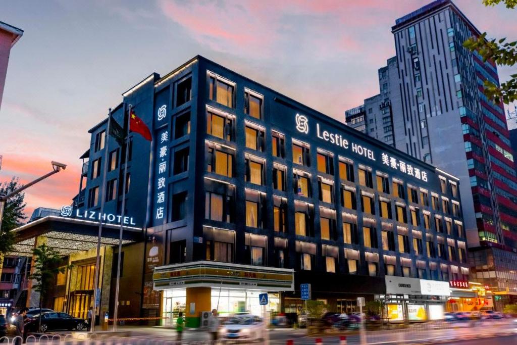 Mehood Lestie, Shenyang Qingnian Street Color TV Tower Night Market, Šen-jang