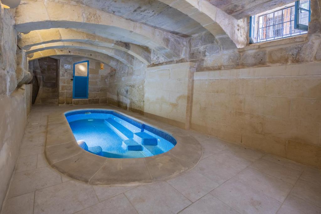 Room 3 - family room x 3 by Solea, Għarb